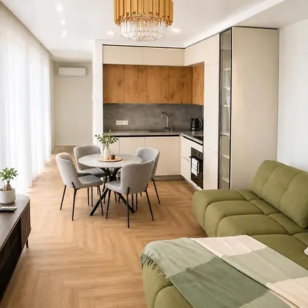 Bright & Cozy With Ac And Balcony I Cohost